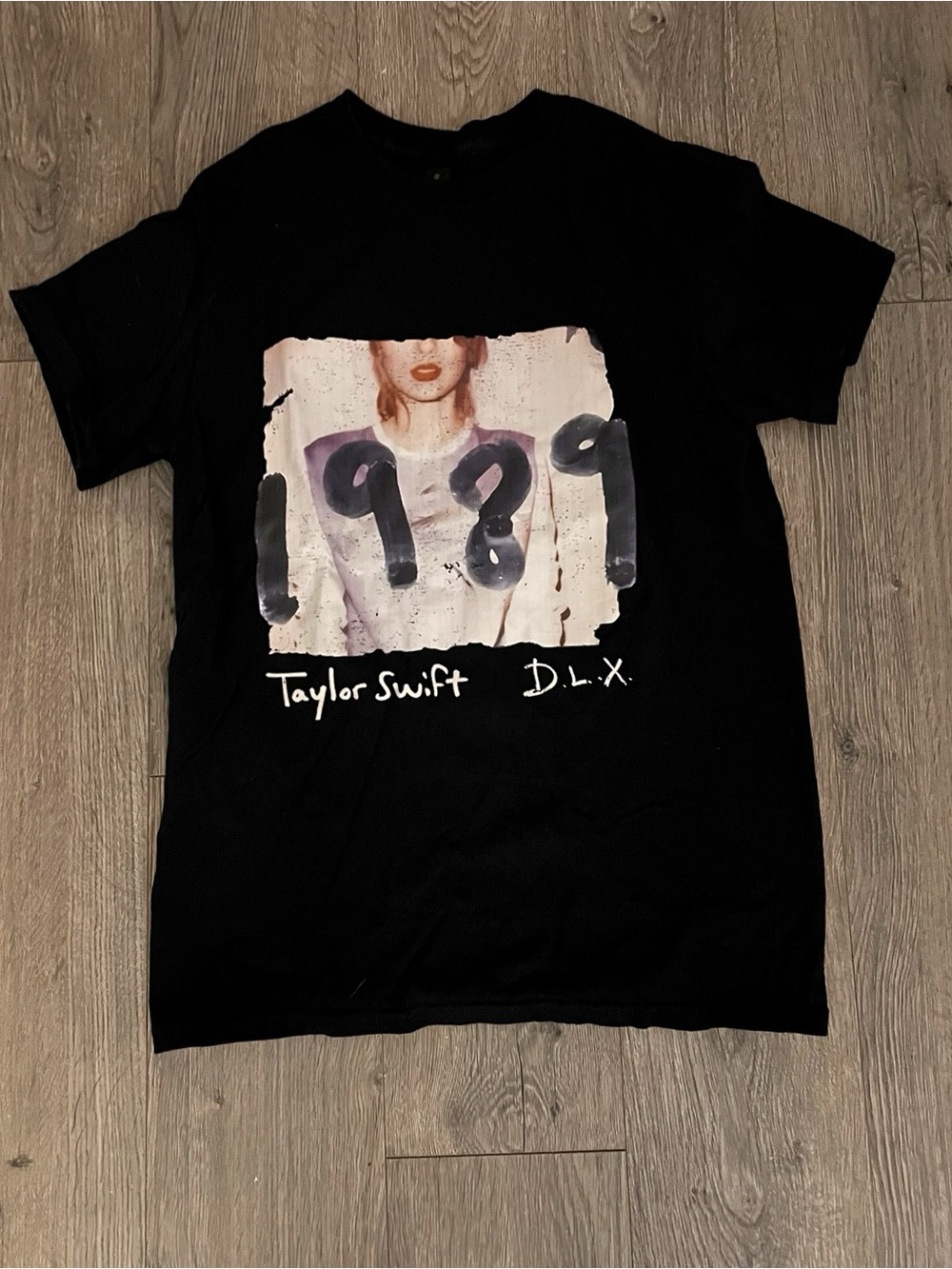 Taylor Swift 1989 DLX Black Graphic T-Shirt Gildan Size S
